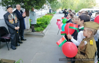Фото: Владимир Привалов поздравил ветерана Николая Касперовича с 9 Мая