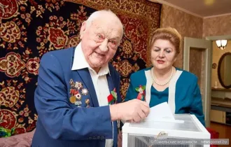 Фото: 100-летний ветеран Олег Плиндов проголосовал на выборах депутатов