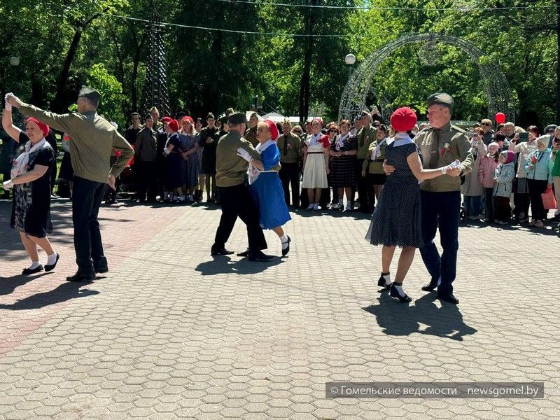 Фото: Акция «Вальс Победы» проходит в сквере Громыко