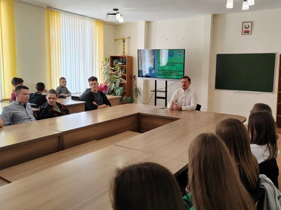 Фото: Многодетный отец Дмитрий Казбеев рассказал о своей семье учащимся СШ № 49