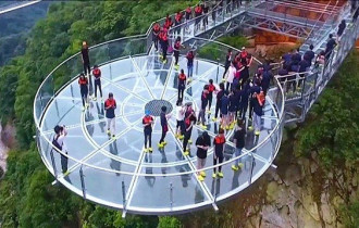 Фото: В Китае открыли самый длинный стеклянный мост
