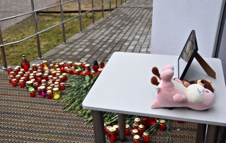 Фото: Утро скорби и солидарности. Гомельчане продолжают нести цветы к Русскому дому
