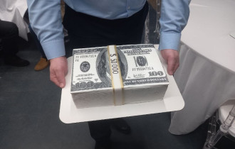 Фото: Игрокам "Энергетика"-БГУ по случаю серебра высшей футбольной лиги подарили торт в виде 50 тысяч долларов