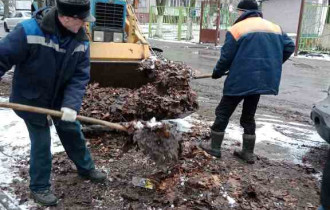 Фото: Уборка территории в ходе традиционной акции "Чистый четверг" проходит в Железнодорожном районе