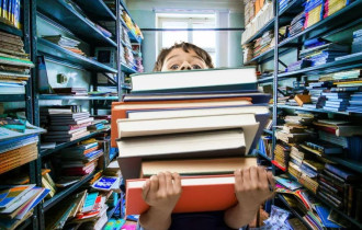 Фото: Почему в средних школах матери-одиночки платят всю стоимость за пользование учебниками?