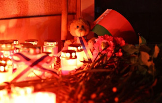 Фото: Молодёжь Гомеля в знак поддержки семьям погибших и пострадавшим несут цветы к Русскому дому