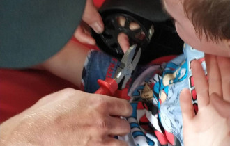 Фото: Во время сеанса в кинотеатре Гомеля у ребёнка застрял палец в подстаканнике. Потребовалась помощь спасателей