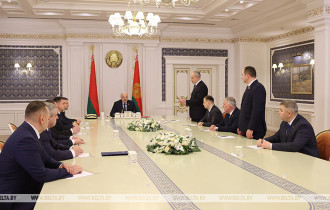Фото: Президент дал совет чиновникам, как повысить себе зарплаты