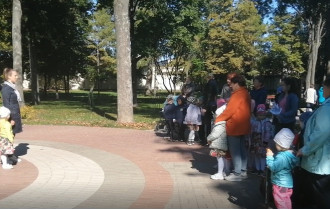 Фото: На Аллее Героев воспитанники и педагоги ГУО «Ясли-сад №96 Гомеля» провели акцию «Беларусь любимая»