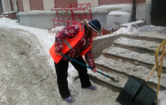 Фото: Кто должен очищать тротуары у дома и ступеньки подъезда от снега и гололёда?