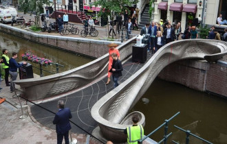 Фото: В Амстердаме открыли напечатанный на 3D-принтере мост