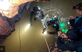 Фото: Из затопленной пещеры в Таиланде, где оказались заблокированы 12 детей и их тренер, спасли пятого подростка
