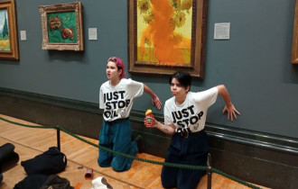 Фото: Активисты облили супом картину Ван Гога "Подсолнухи" в Лондонской галерее