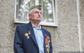 Фото: 80 лет – партизанской медали и 95 – ветерану из Гомеля, который с гордостью носит награду