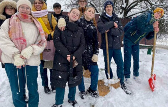 Фото: К уборке снега в областном центре подключилась молодёжь Гомеля