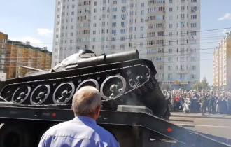 Фото: В Курске после парада перевернулся танк Т-34