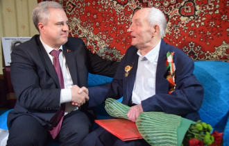 Фото: «Так значит, мы тёзки!»: с 95-летием ветерана Владимира Шкабарина поздравил Владимир Привалов
