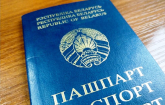 Фото: В Минске избирательница вместе с бюллютенем опустила в урну паспорт