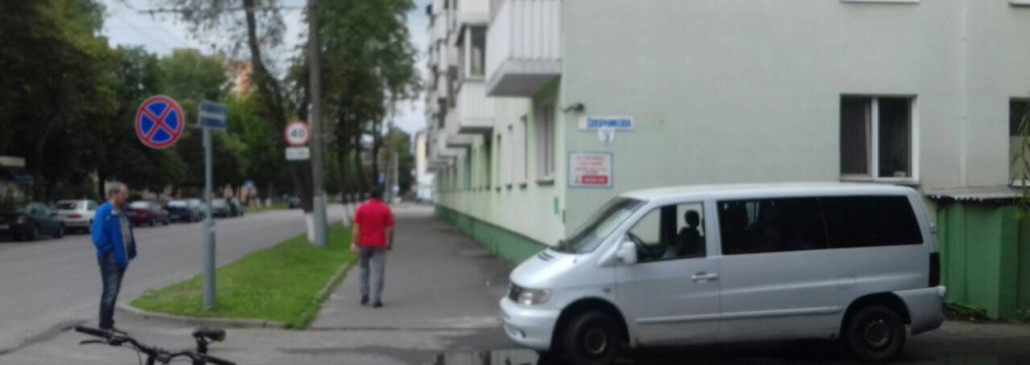 На улице Дворникова Mercedes зацепил велосипедиста