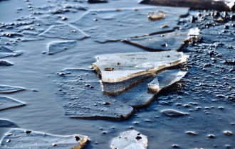 Фото: МЧС и ОСВОД: первый лед непрочный, выходить на него опасно