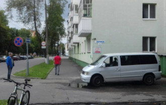 Фото: На улице Дворникова Mercedes зацепил велосипедиста