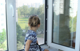 Фото: Трёхлетняя девочка выпала из окна второго этажа