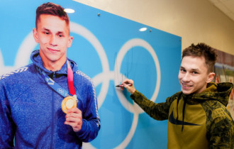 Фото: Иван Литвинович передал золотую олимпийскую медаль в музей НОК Беларуси