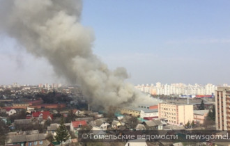 Фото: В Гомеле на улице Тельмана горит обойная фабрика