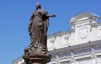 Фото: Памятники императрице Екатерине II и полководцу Суворову снесли в Одессе