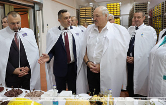 Фото: "Очень вкусно. Очень!" Лукашенко ознакомился с производством сыров в Поставах