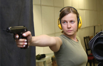 Фото: Мастер спорта по стрельбе из табельного оружия Марина Курашова: стрелять из пистолета может научиться каждый 