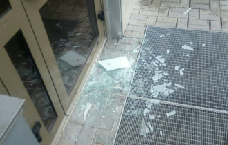 Фото: В Гомеле хулиган разбил стекло двери магазина. Его задержали по следам крови