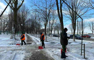 Фото: Работники ОАО «ГЗЛиН» вышли на уборку снега