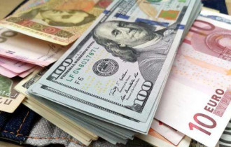 Фото: Белорусы продали валюты на миллиарды долларов, но купили больше