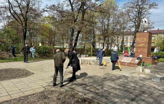 Фото: В Гомеле провели работу по благоустройству памятника в сквере возле СШ №33