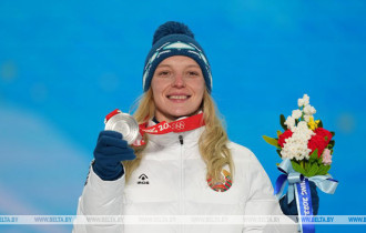 Фото: Белорусской фристайлистке Анне Гуськовой вручена серебряная медаль ОИ-2022