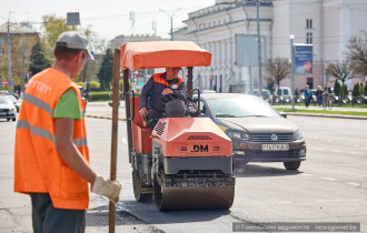 Фото: Дорожники продолжают ремонтировать улицы Гомеля