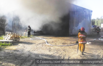 Фото: В пожаре на ОДО «Бумпром» сгорело 70 тонн бумаги, грузовик, погрузчик и пресс