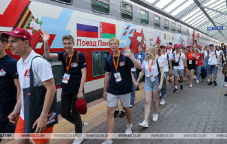 Фото: Лукашенко пообщался с участниками "Поезда Памяти" и ответил на главный вопрос в жизни любого Президента
