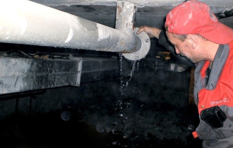 Фото: В подвале дома по улице Дворников текла вода. Проблема на контроле