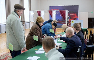 Фото: Международные наблюдатели посетили участки для голосования в ДК завода «Гомсельмаш»