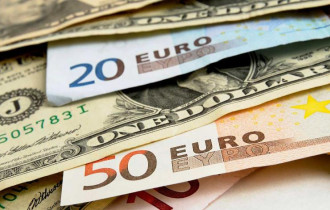 Фото: Евро и доллар резко подешевели в пятницу