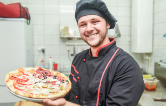 Фото: "Меня просто затянуло в готовку": гомельский пиццмейкер за день может сделать до 80 пицц