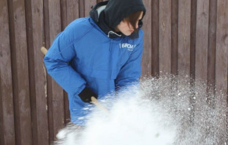 Фото: Активисты БРСМ продолжают оказывать помощь  гомельчанам по очистке  придомовых территорий от снега 