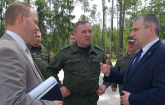 Фото: Министр обороны посетил мемориальный комплекс "Партизанская криничка"