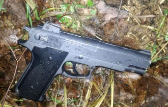 Фото: В Добрушском районе сельчанин угрожал игрушечным пистолетом и ножом пенсионеру