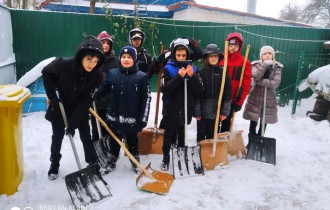 Фото: Активисты БРСМ СШ №№23 и 28 убрали снег у ветеранов в Гомеле