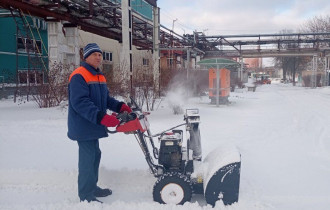 Фото: Вооружились спецтехникой и лопатами: работники Гомельского жирокомбината убрали снег