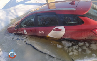 Фото: Машина такси провалилась под лед в Гомеле