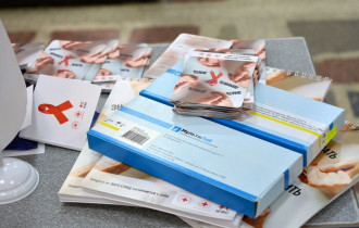 Фото: Волонтёры Красного Креста напомнили гомельчанам, как защититься от ВИЧ